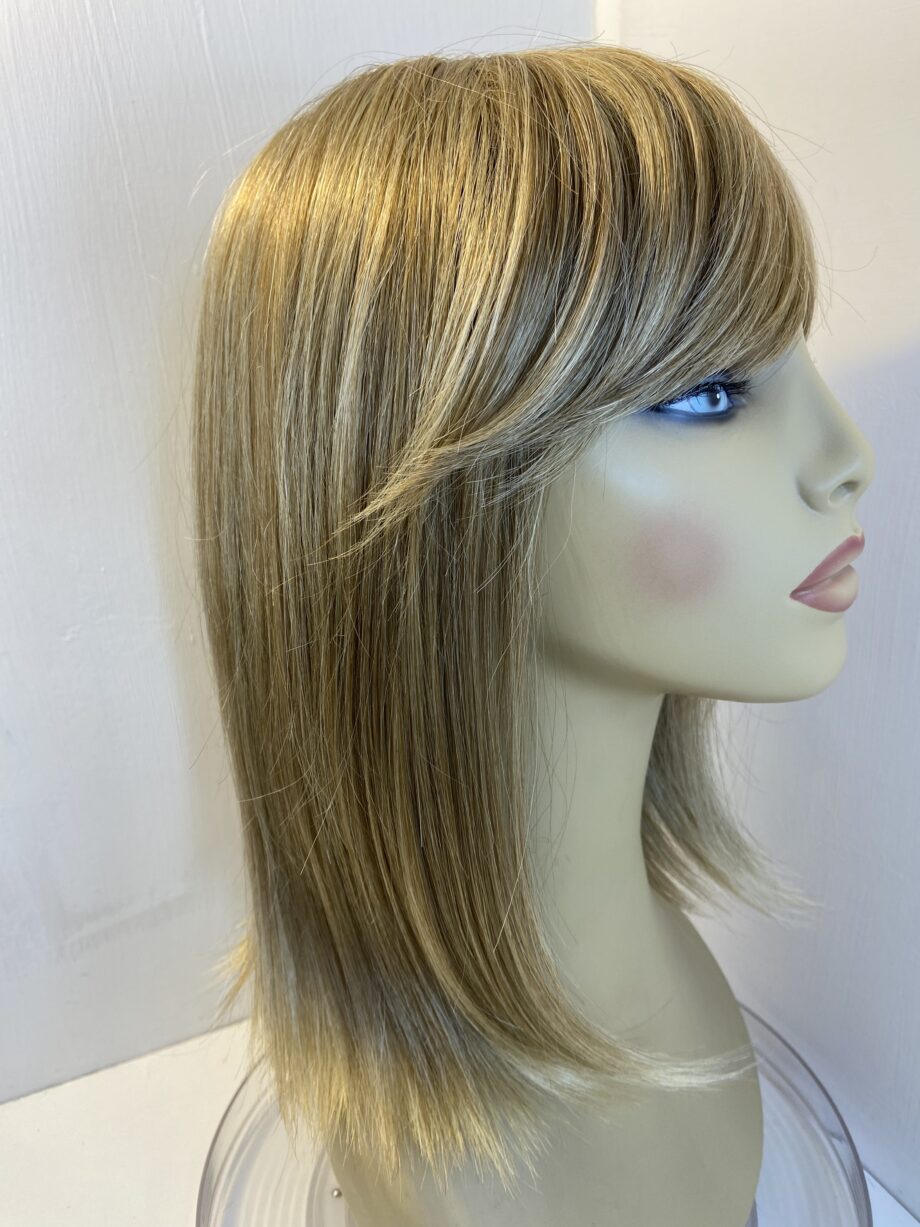 Stunning blonde mid length wig. Blls566
