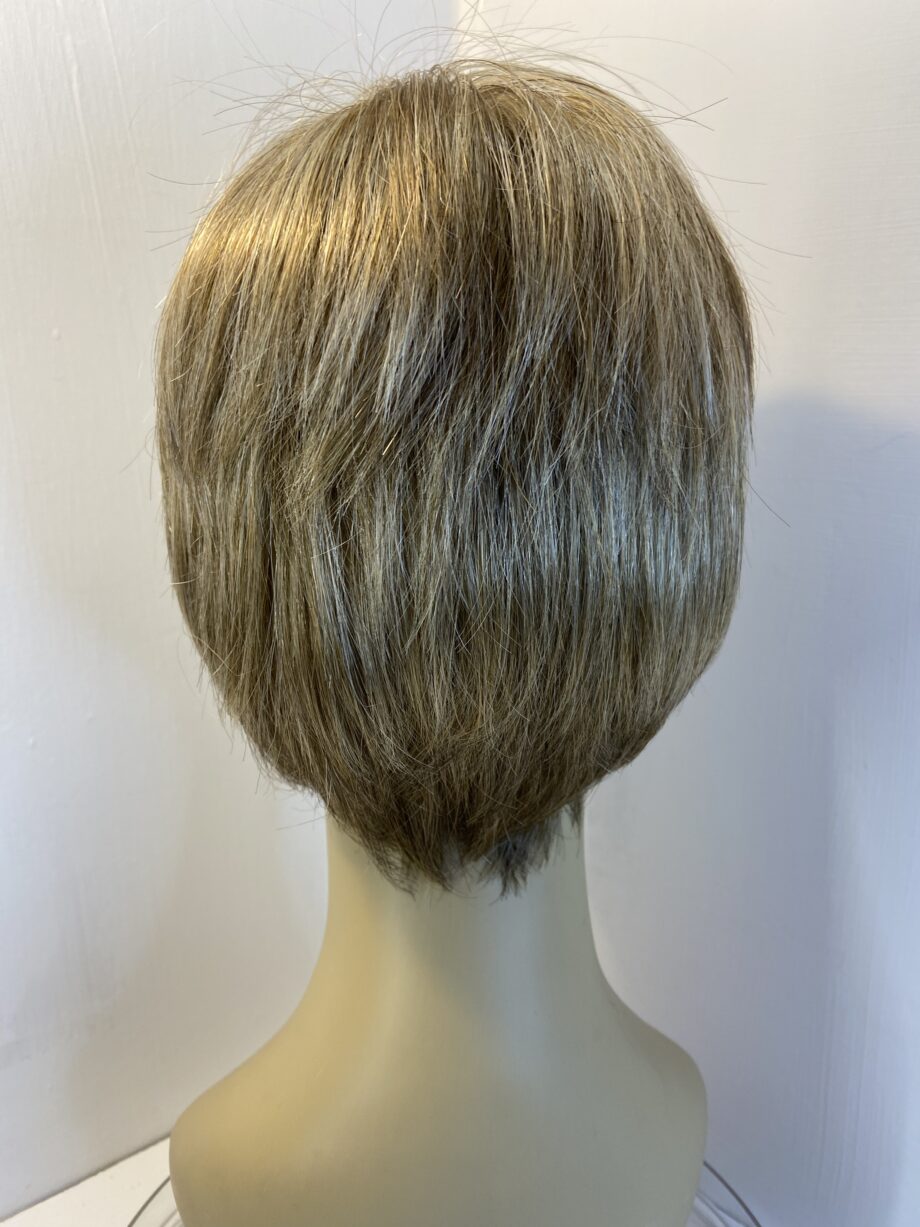 Shiny blonde short wig. Blms573
