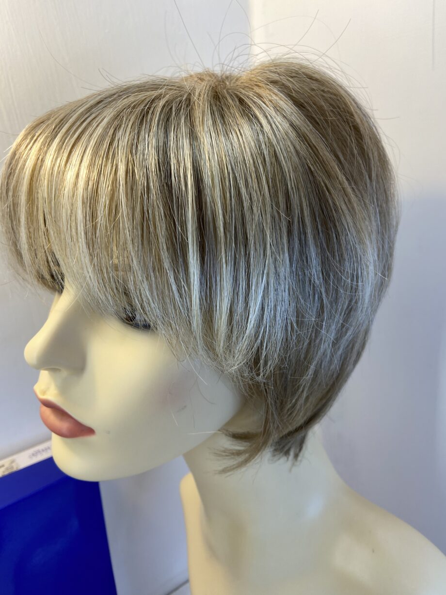 Natural image blonde boxed wig. Bblms425