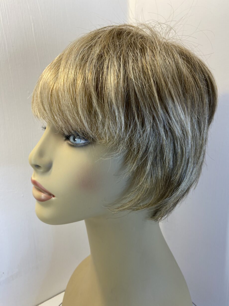 Shiny blonde short wig. Blms573