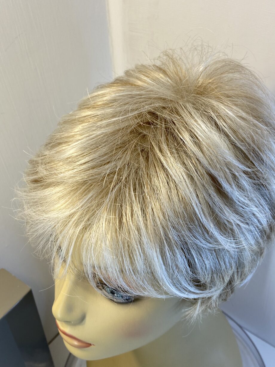 Raquel Welch glazed vanilla wig. Bblss424