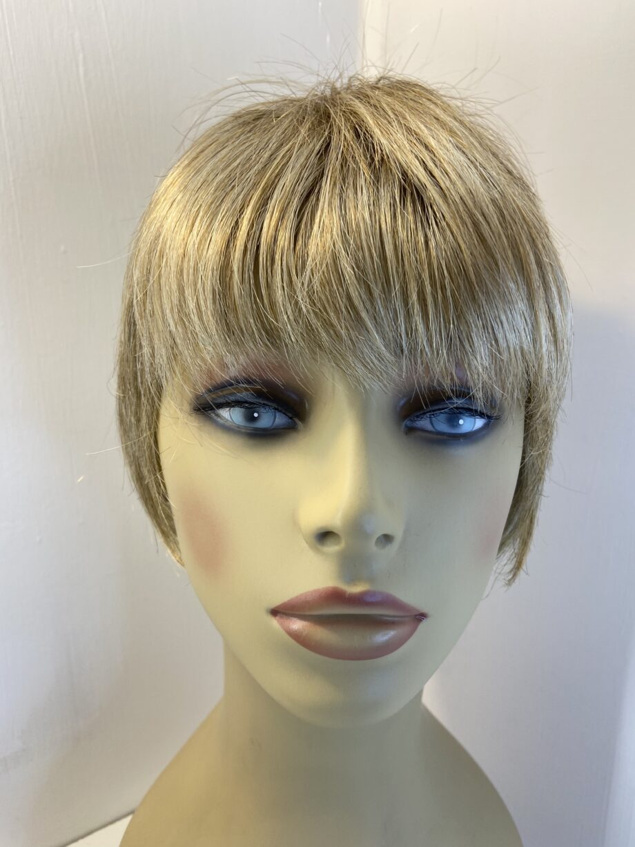 Shiny blonde short wig. Blms573