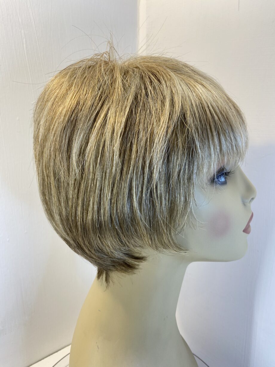 Shiny blonde short wig. Blms573