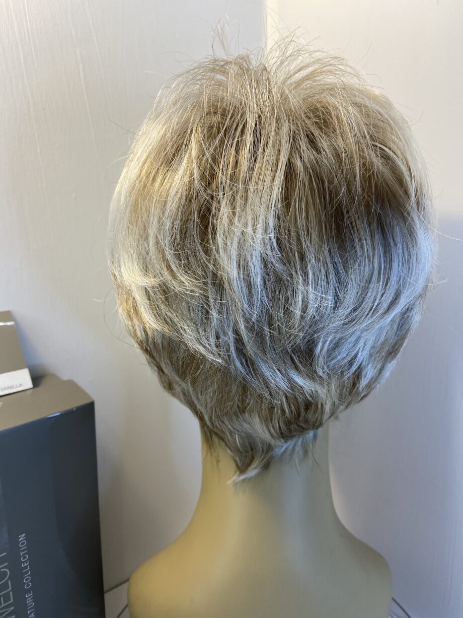 Raquel Welch glazed vanilla wig. Bblss424