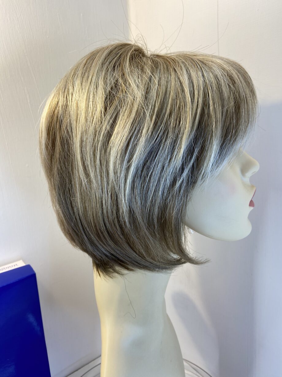 Natural image blonde boxed wig. Bblms425