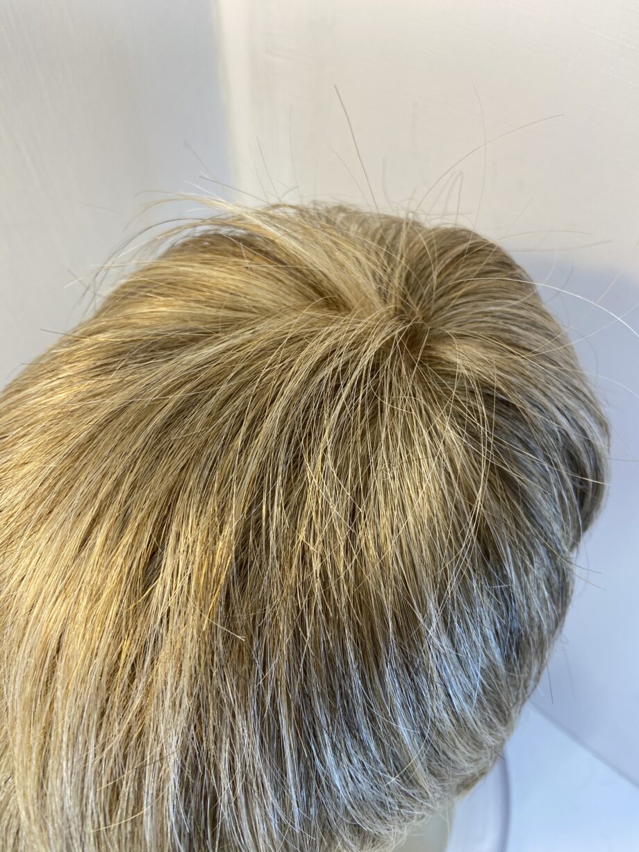 Shiny blonde short wig. Blms573