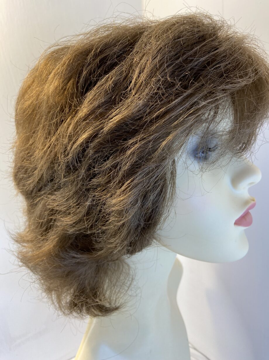 Brown wavy long wig. Brlw424