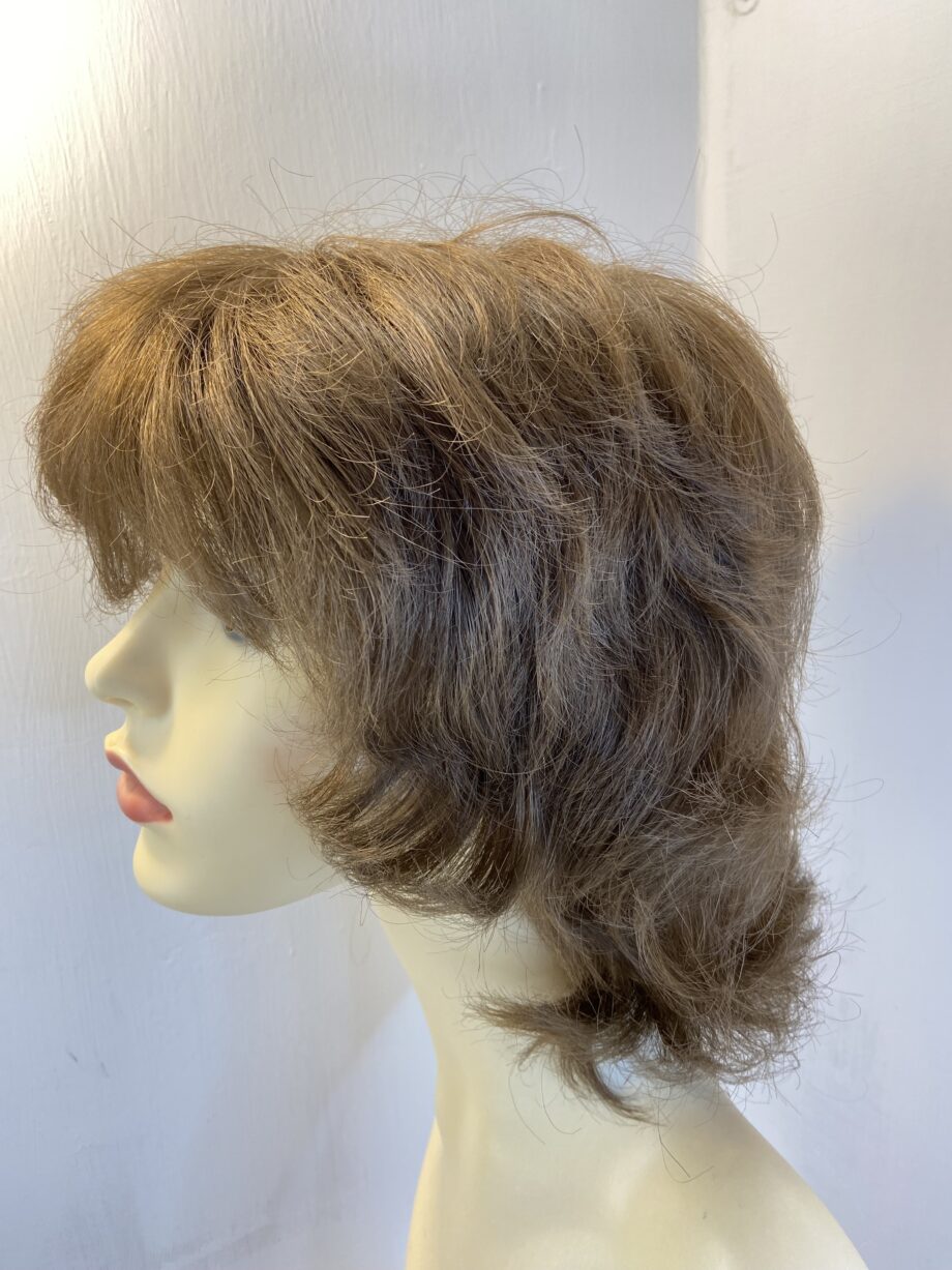 Brown wavy long wig. Brlw424