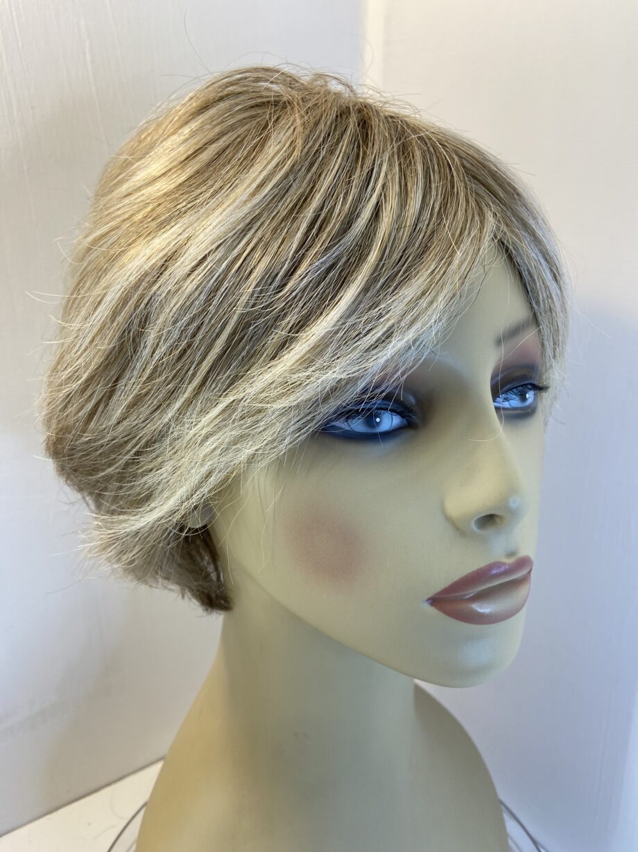 Blonde highlighted short wig. Blss427