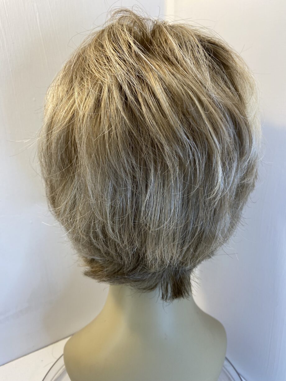 Blonde highlighted short wig. Blss427