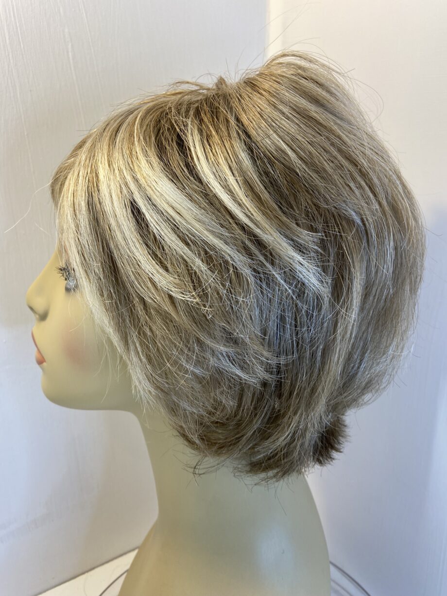 Blonde highlighted short wig. Blss427