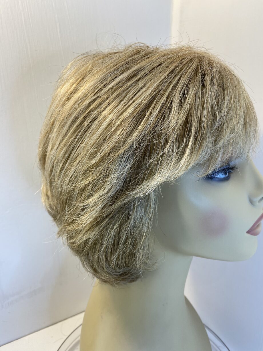 Blonde wig. Ssw429