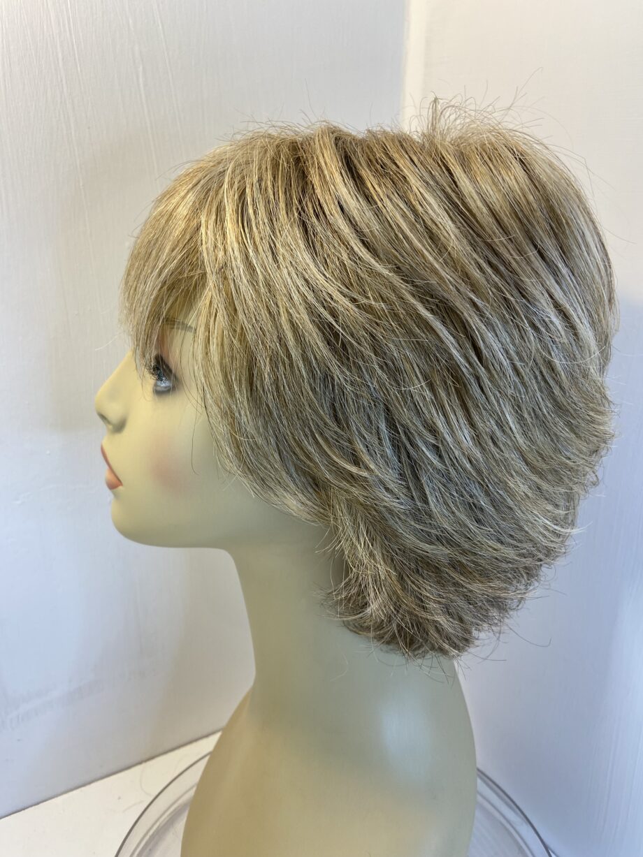 Blonde wig. Ssw429