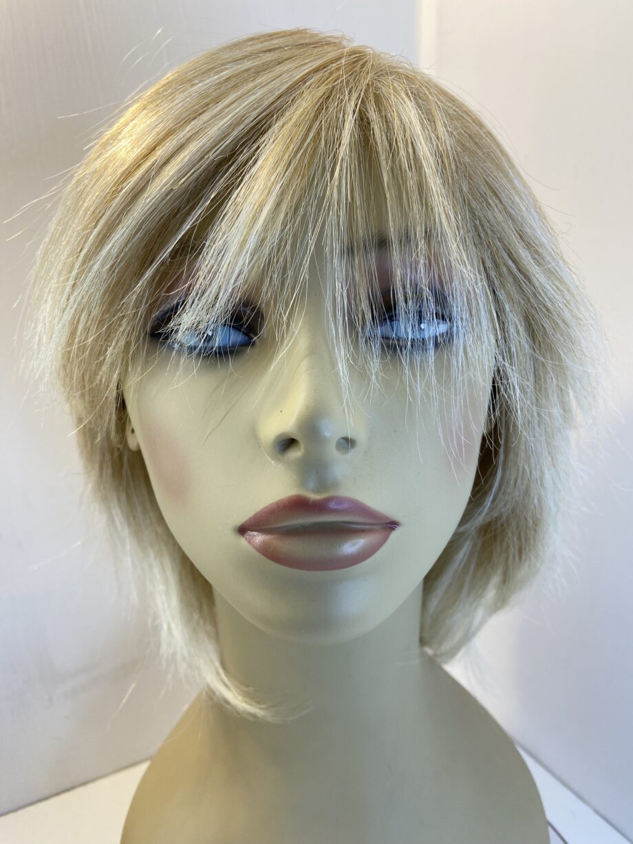 Beautiful blonde long wig. Blms431