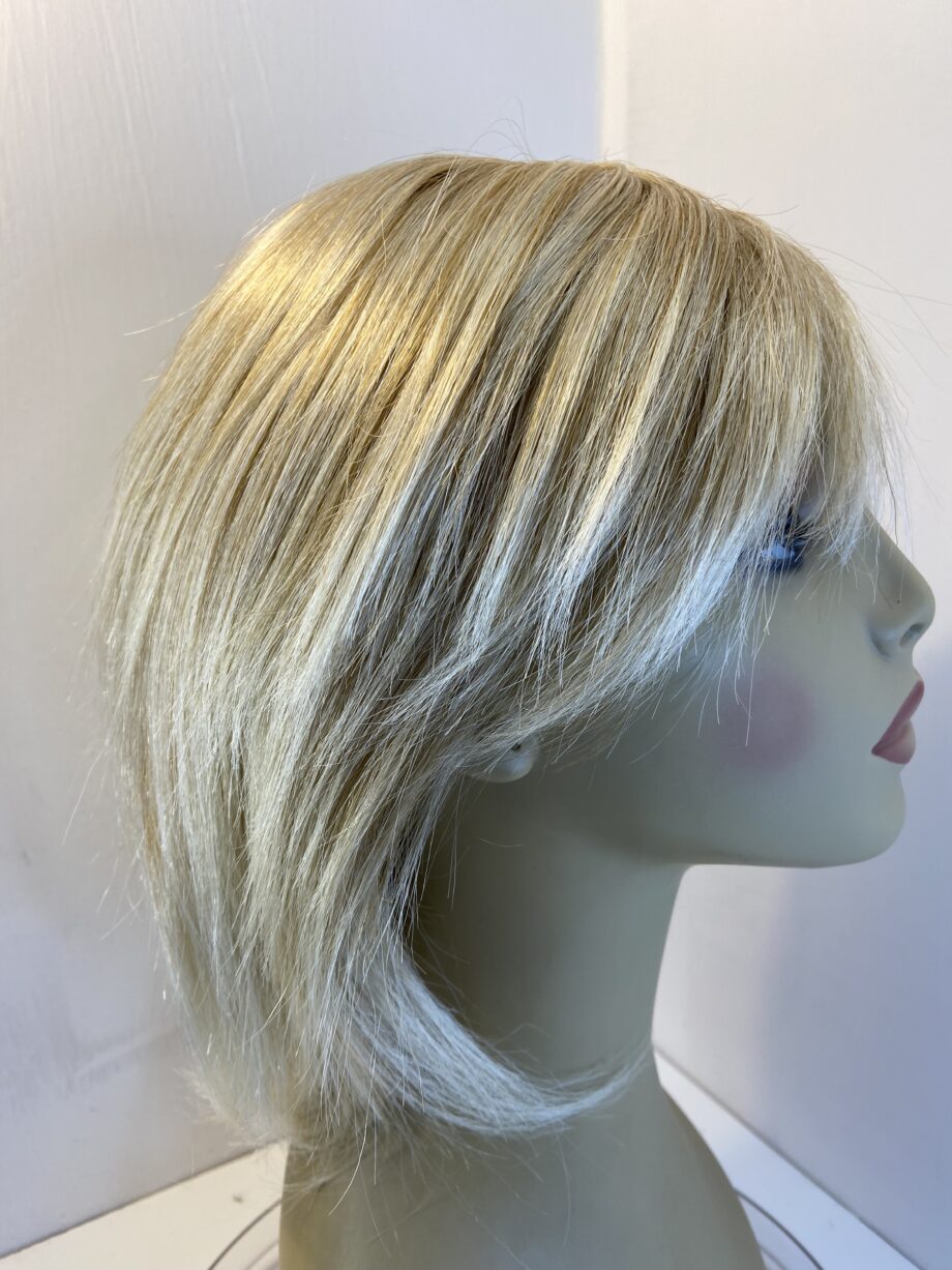 Beautiful blonde long wig. Blms431