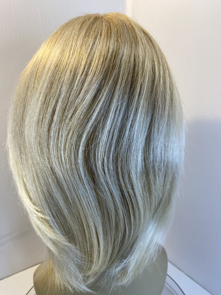Beautiful blonde long wig. Blms431