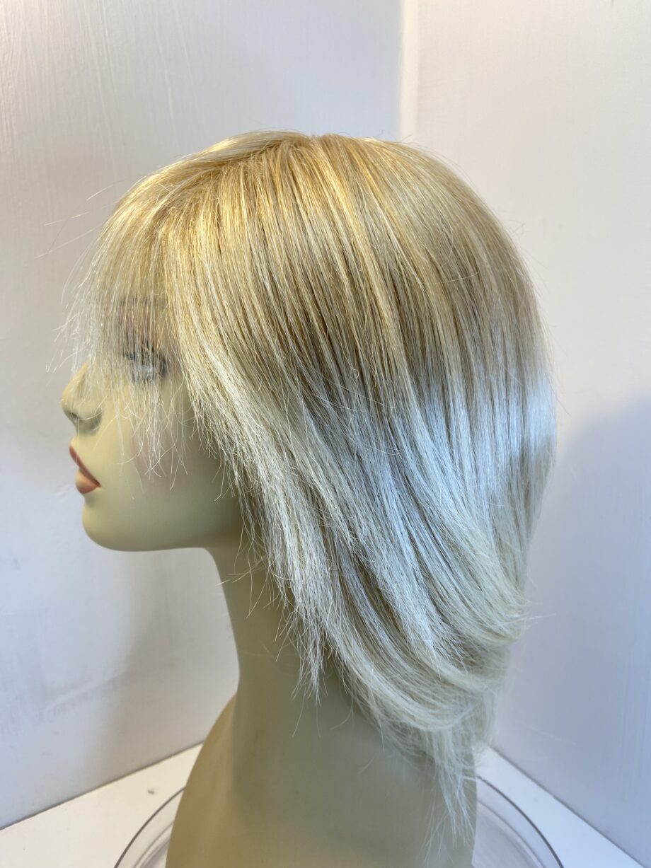Beautiful blonde long wig. Blms431