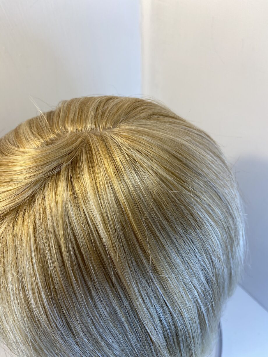 Beautiful blonde long wig. Blms431