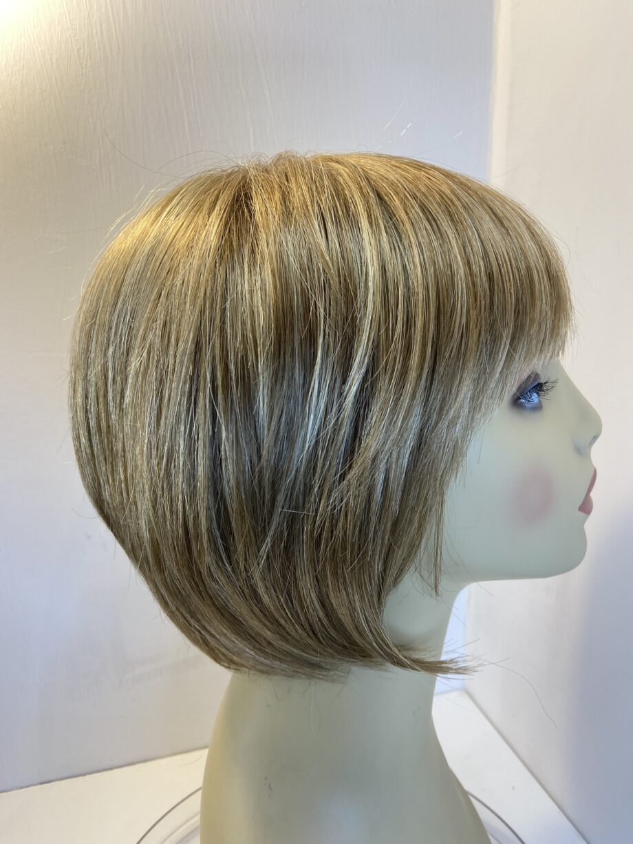 Stunning Rene of Paris blonde wig as new. Blss432