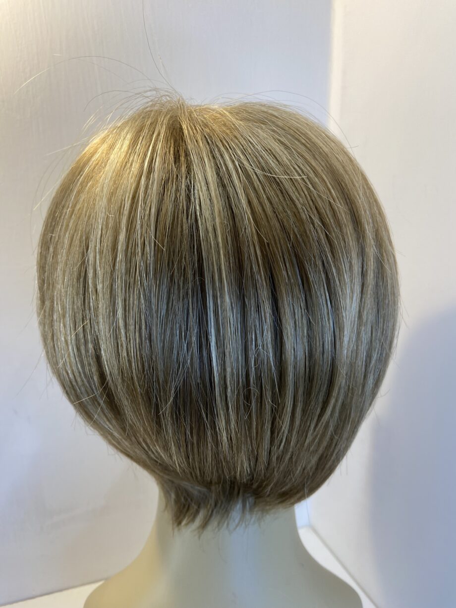 Stunning Rene of Paris blonde wig as new. Blss432
