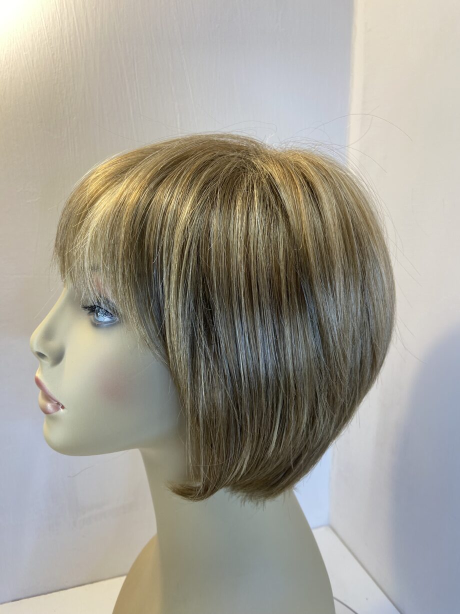 Stunning Rene of Paris blonde wig as new. Blss432