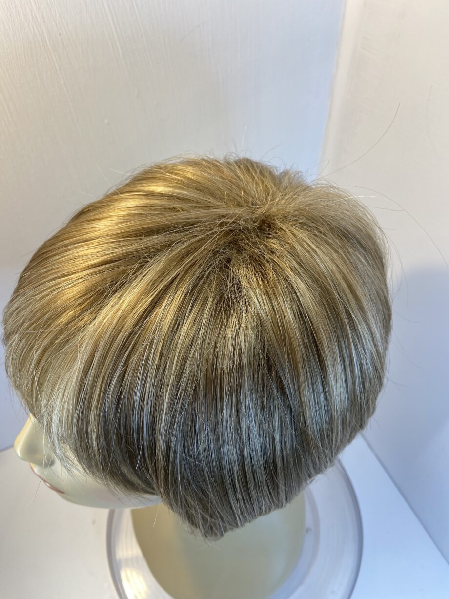 Stunning Rene of Paris blonde wig as new. Blss432