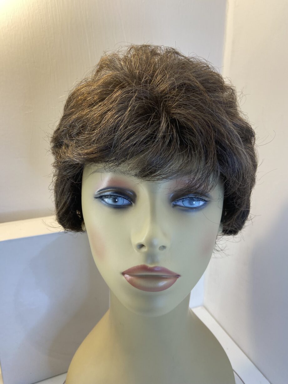Short chestnut brown revlon wig. Bbrsc428
