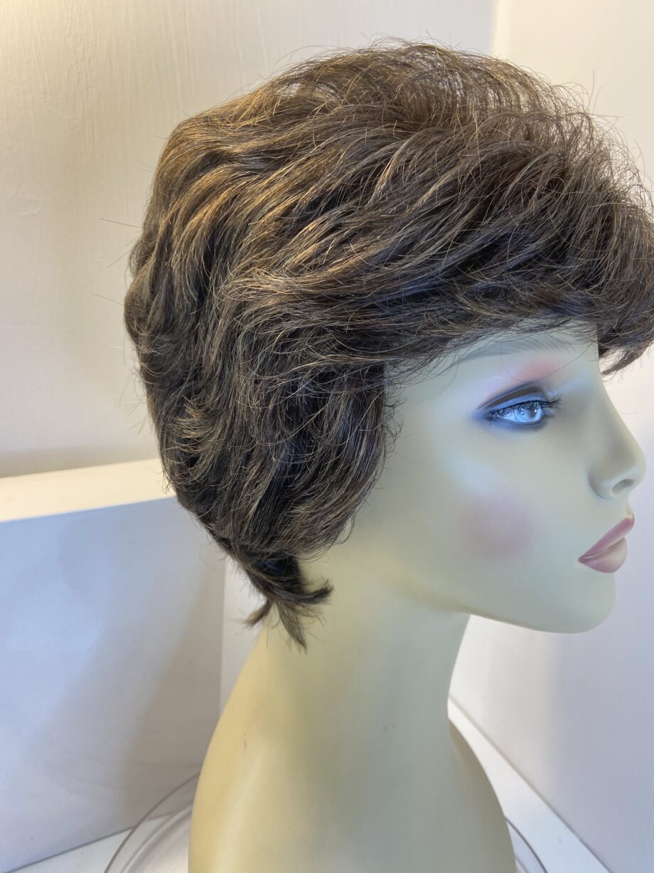 Short chestnut brown revlon wig. Bbrsc428