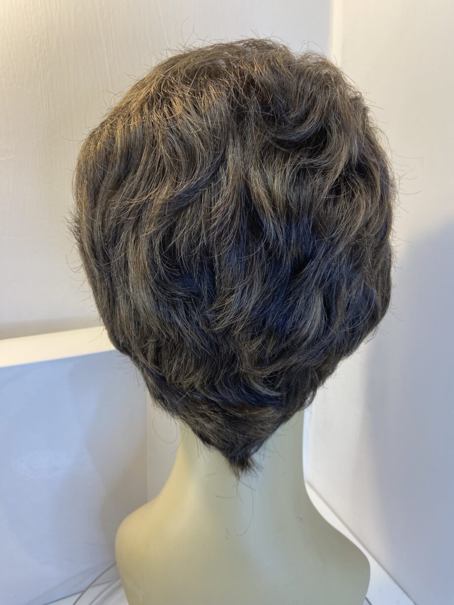 Short chestnut brown revlon wig. Bbrsc428