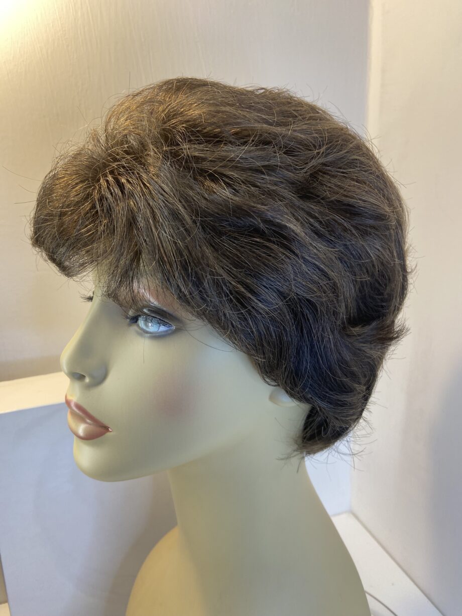Short chestnut brown revlon wig. Bbrsc428