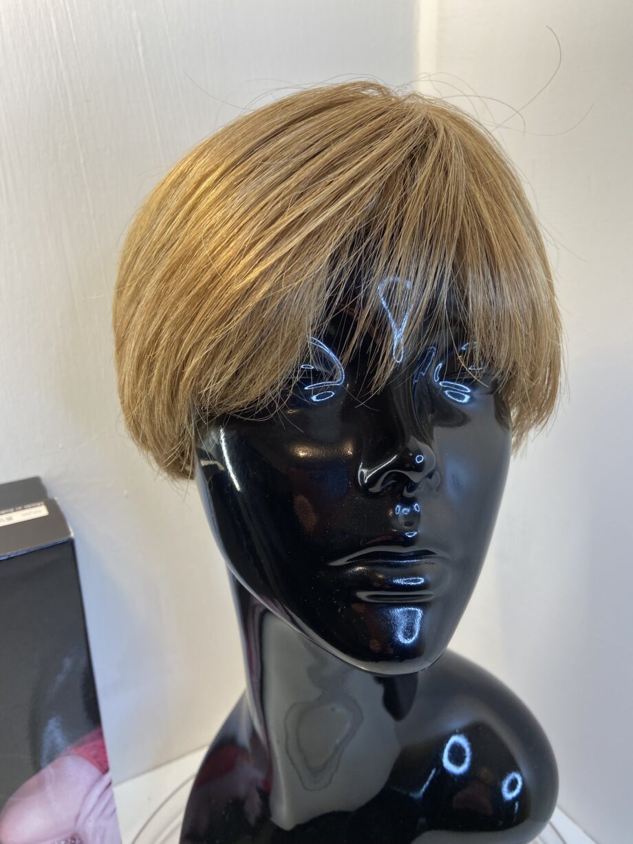 Petite honey blonde short wig. Bblss430