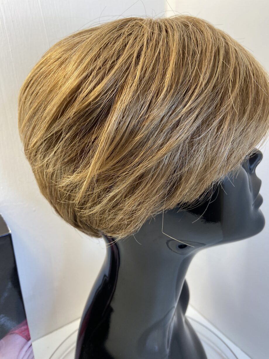 Petite honey blonde short wig. Bblss430