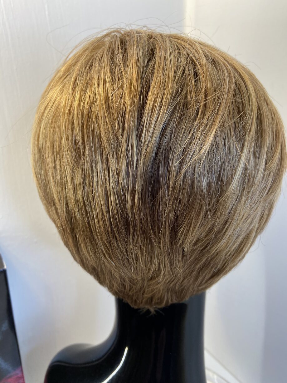 Petite honey blonde short wig. Bblss430