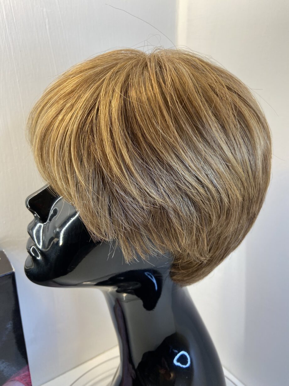 Petite honey blonde short wig. Bblss430