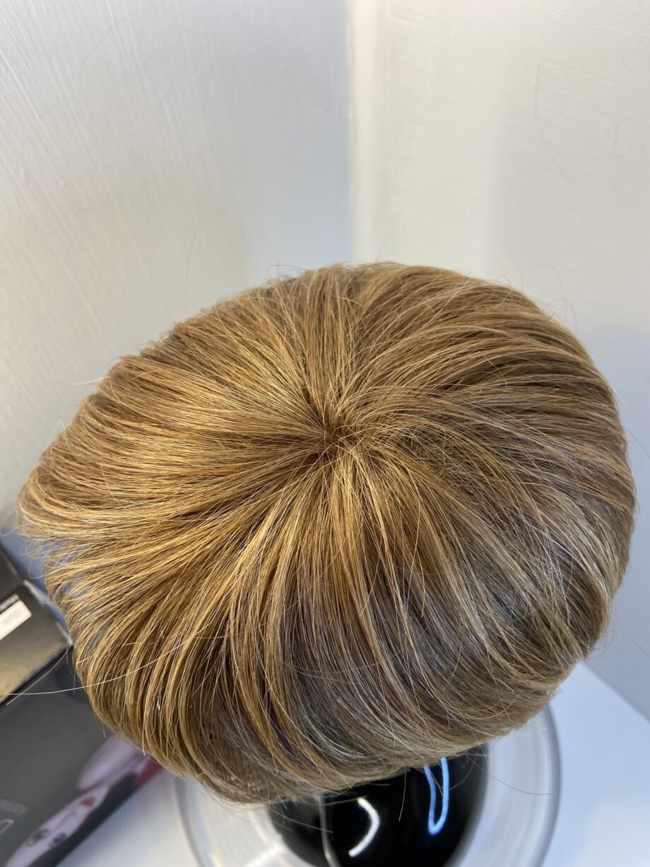 Petite honey blonde short wig. Bblss430