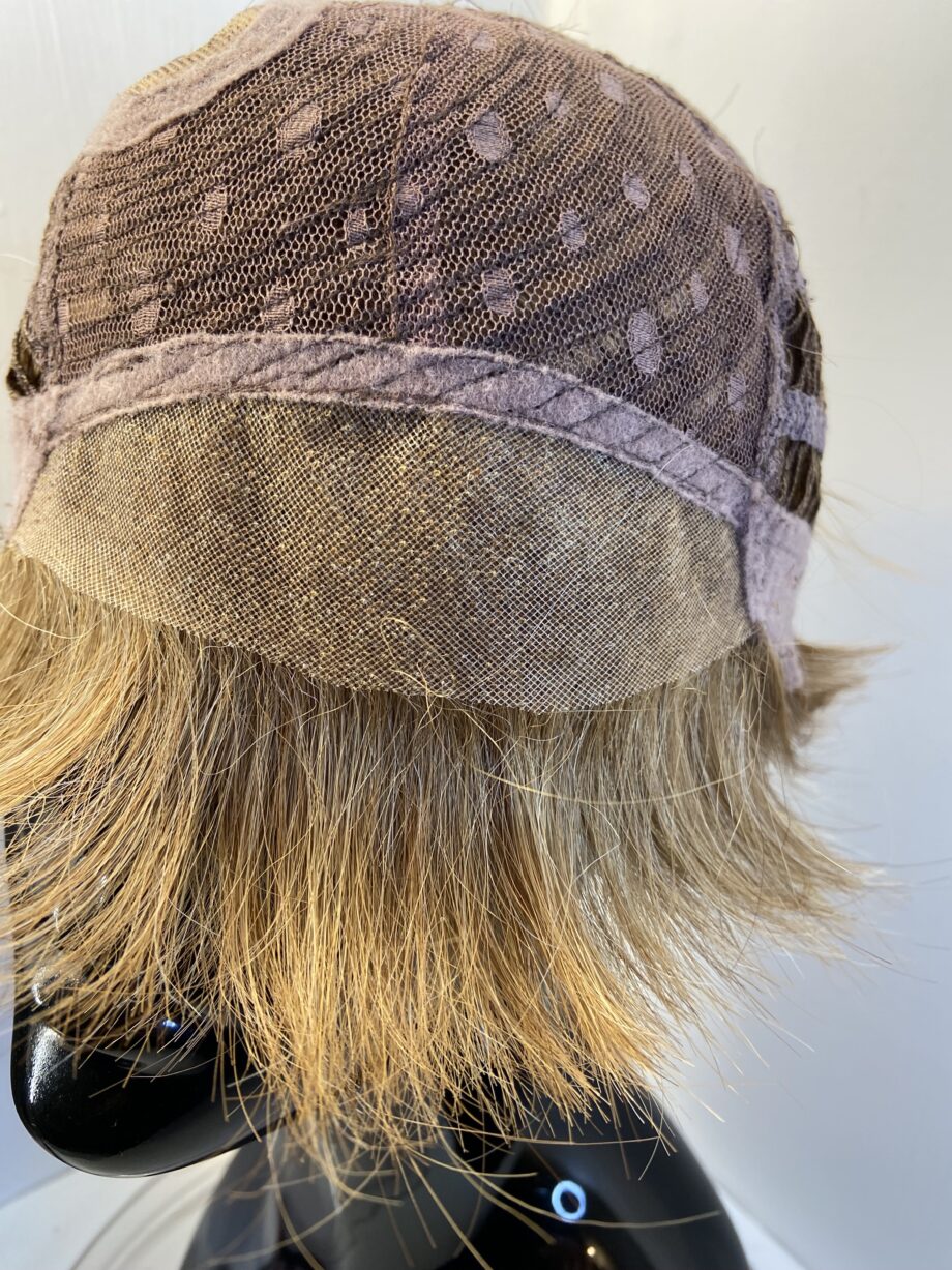 Petite honey blonde short wig. Bblss430