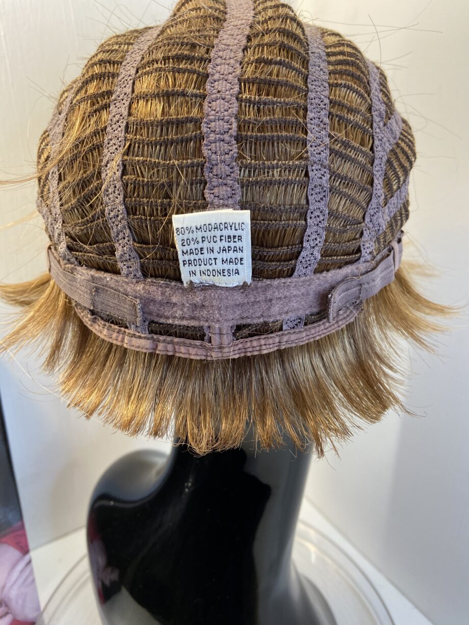 Petite honey blonde short wig. Bblss430