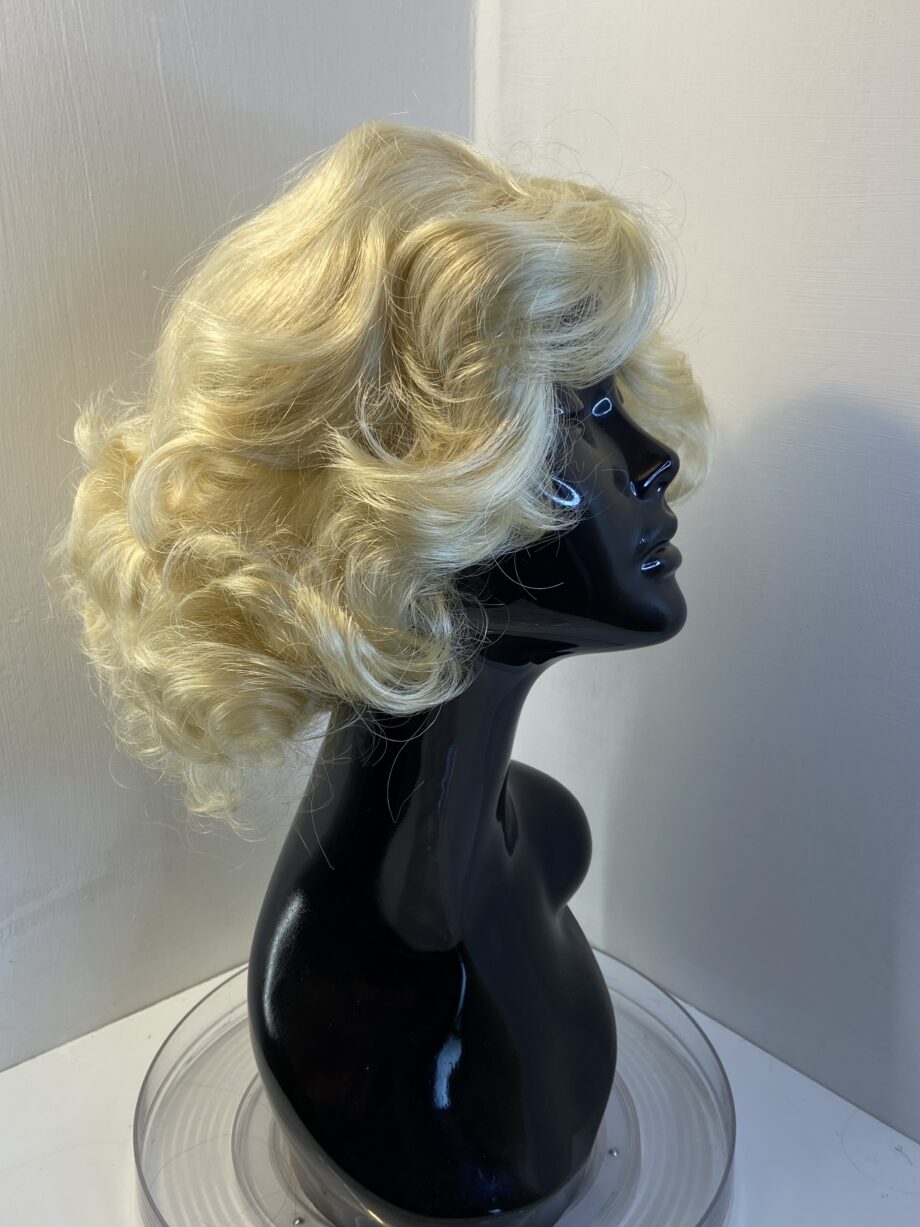 New wavy blonde wig. Blmw6511