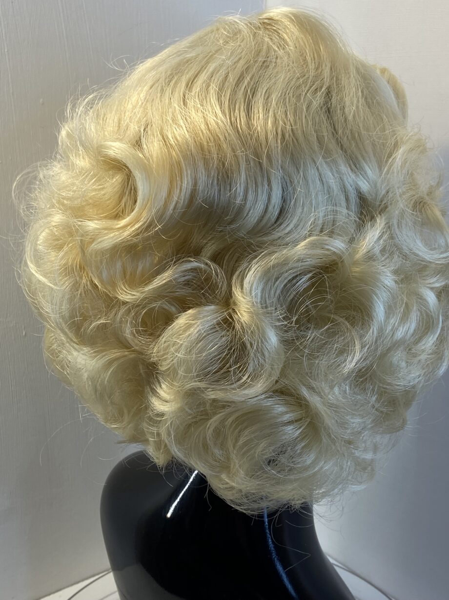 New wavy blonde wig. Blmw6511