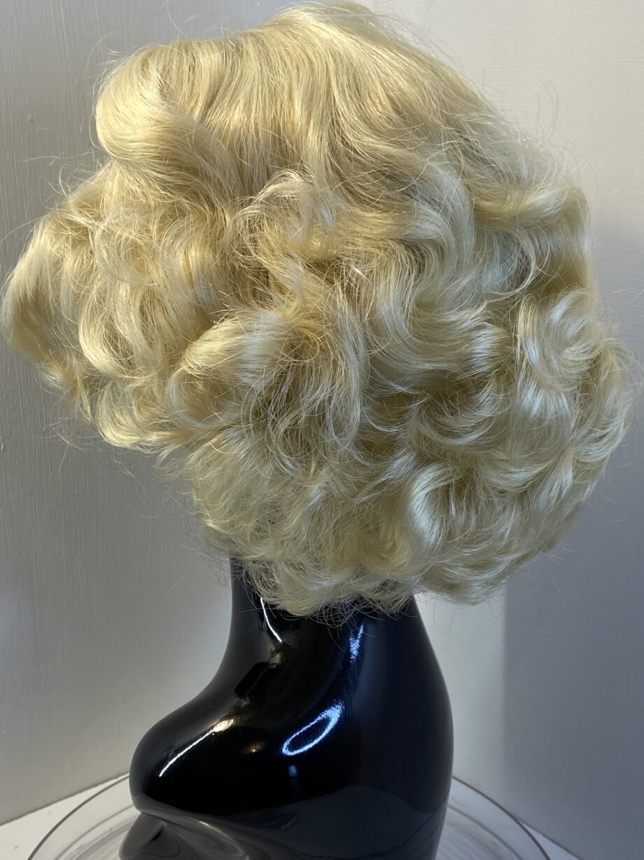 New wavy blonde wig. Blmw6511