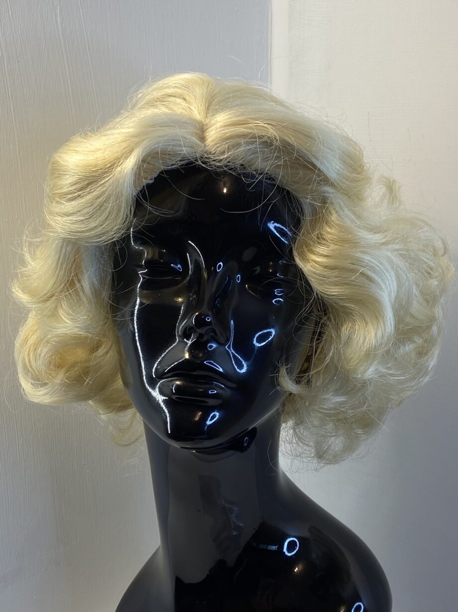 New wavy blonde wig. Blmw6511