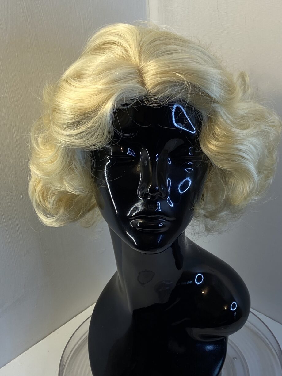 New wavy blonde wig. Blmw6511