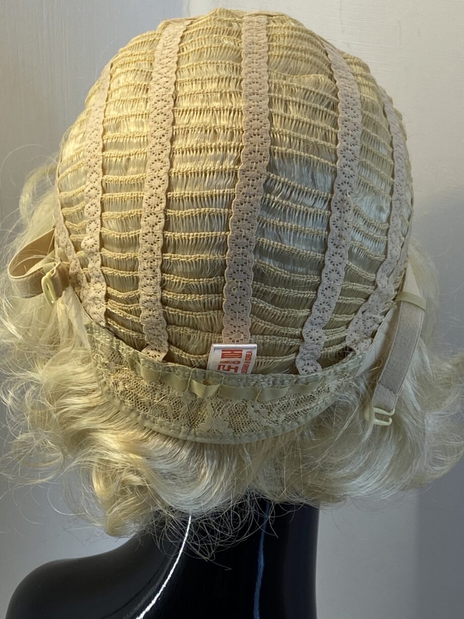 New wavy blonde wig. Blmw6511
