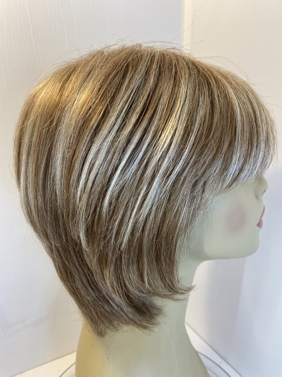 Blonde mid length wig. Blms580