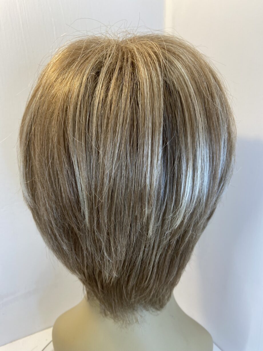 Blonde mid length wig. Blms580