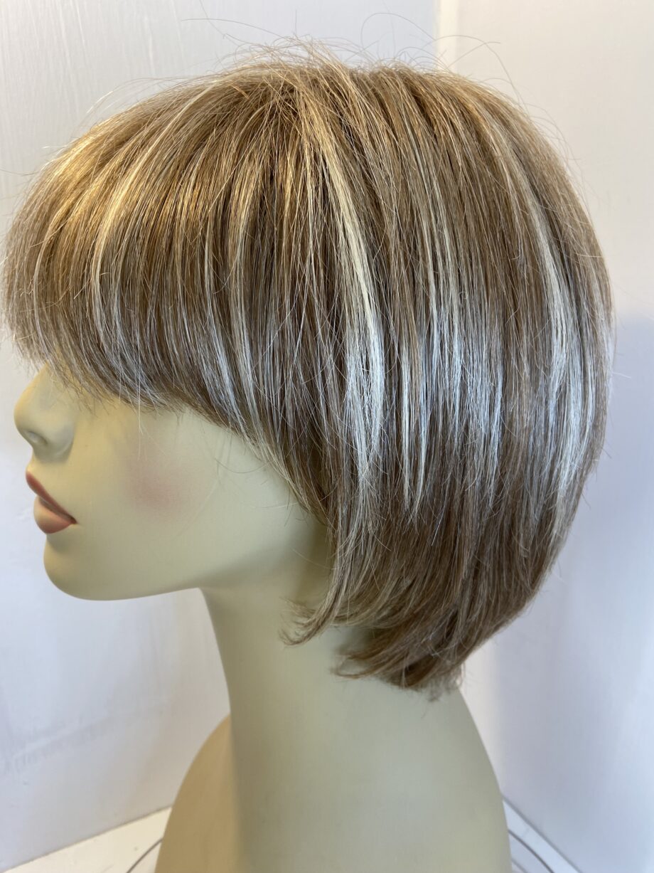 Blonde mid length wig. Blms580