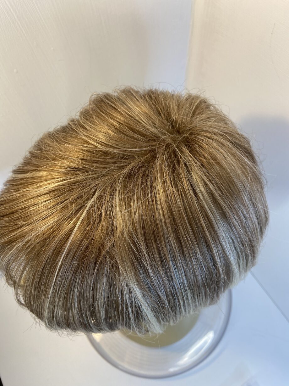 Blonde mid length wig. Blms580