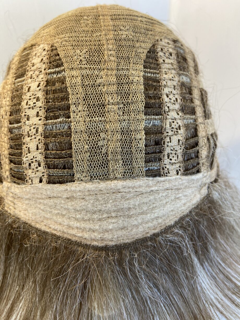 Blonde mid length wig. Blms580