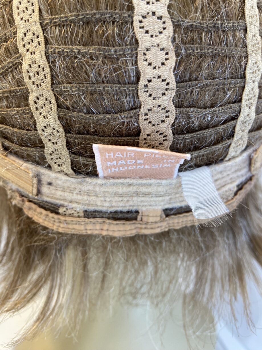 Blonde mid length wig. Blms580