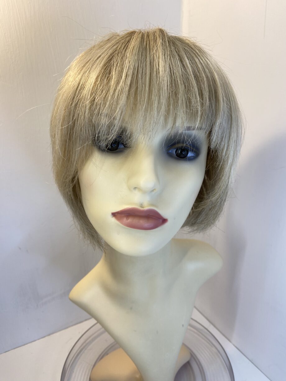 Blonde mid length wig. Blms581